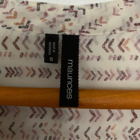3/$20 Maurices women's cream arrow print v-neck long sleeve blouse top Small - Picture 7 of 7